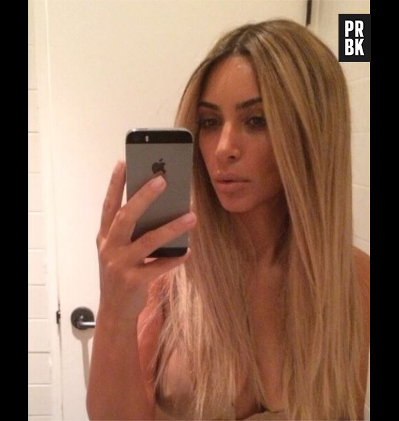 Kim Kardashian topless et blonde ? Non ! Soutien-gorge nude et perruque !