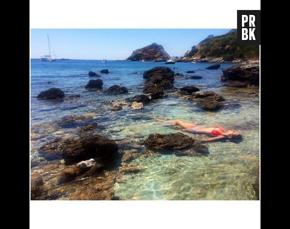 Laury Thilleman sexy en bikini, au mois de juillet 2014 en Italie