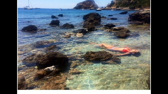 Laury Thilleman : bikini, décolleté... ses vacances sexy en Italie