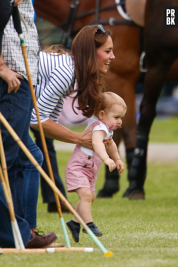 Kate Middleton : le Prince George fait ses premiers pas au match de polo du Prince William pour la fête des pères, le 15 juin 2014