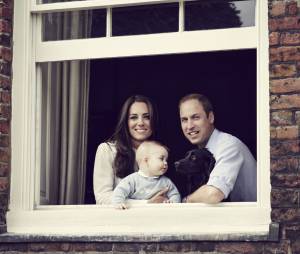 Kate Middleton, le Prince William, le Prince George et leur chien Lupo : nouveau portrait de famille au Palais de Kensington, mars 2014