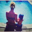 Amélie Neten et son fils Hugo posent au bord de la piscine
