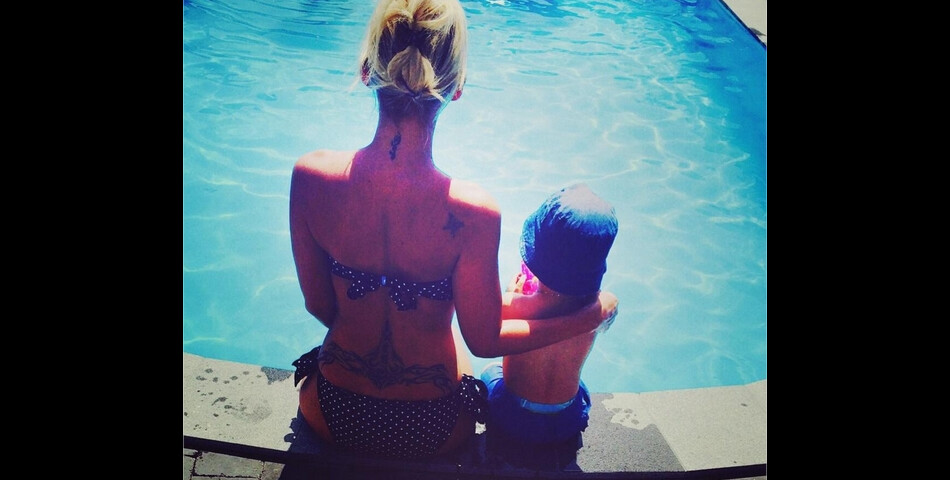 Amélie Neten et son fils Hugo posent au bord de la piscine