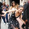 Phoebe Tonkin chute au Comic Con le 25 juillet 2014
