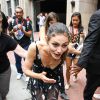 Phoebe Tonkin : victime de ses chaussures et du trottoir au Comic Con le 25 juillet 2014