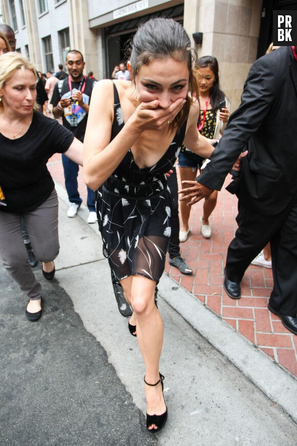 Phoebe Tonkin a le sourire malgré sa chute au Comic Con le 25 juillet 2014
