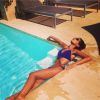 Malika Ménard sexy à la piscine pour ses vacances