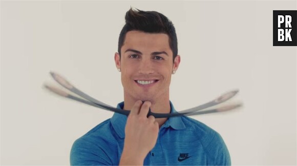 Cristiano Ronaldo dans une pub improbable pour un instrument de "fitness facial" au Japon