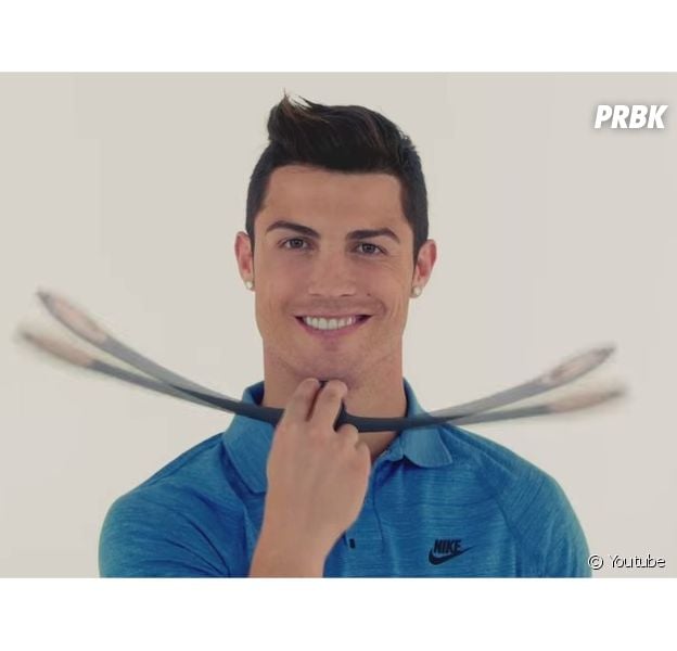 Cristiano Ronaldo dans une pub improbable pour un instrument de "fitness facial" au Japon