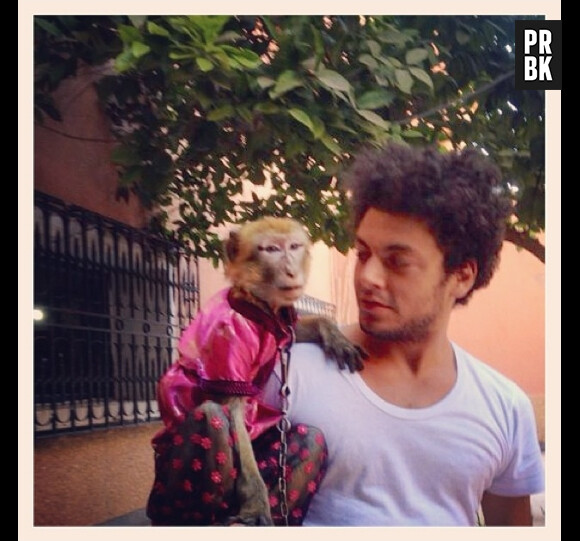 Kev Adams pose avec un singe sur le tournage des Nouvelles aventures d'Aladin au Maroc en août 2014