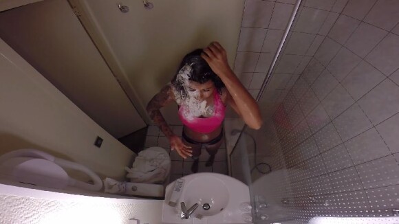 Shanna : Thibault la réveille à coup d'eau et de farine pour sa nouvelle vidéo