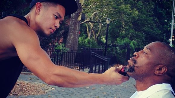 Mark Bustos : le coiffeur-star qui coupe gratuitement les cheveux des sans-abris