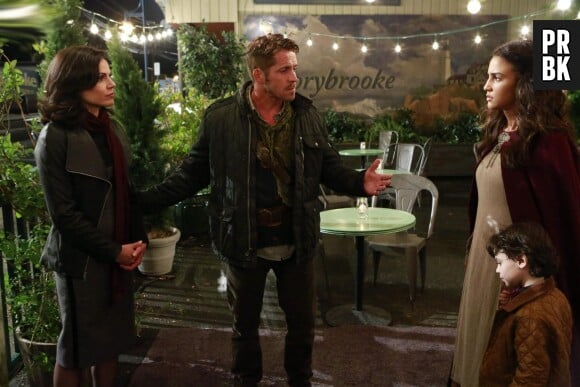 Once Upon a Time saison 4, épisode 1 : Robin des Bois partagé entre Regina et Marianne sur une photo