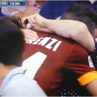 Un footballeur embrasse sa grand-mère après un but, l&#039;arbitre lui file un carton