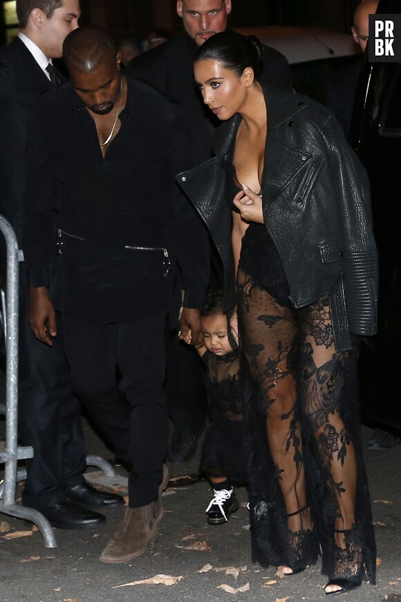 Kim Kardashian et Kanye West : North pleure à cause des paparazzi, le 28 septembre 2014 à Paris