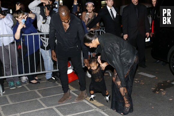 North West marche avec l'aide de Kim Kardashian et Kanye West, le 28 septembre 2014 à Paris