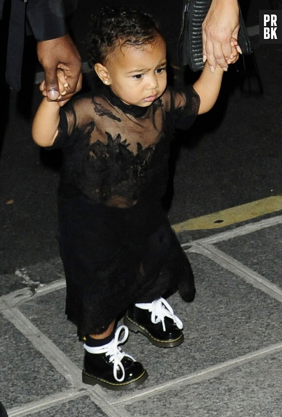 Kim Kardashian et Kanye West : leur fille North affolée par les flashs, le 28 septembre 2014 à Paris