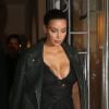 Kim Kardashian sexy : décollé et dentelle pour Givenchy, le 28 septembre 2014 à Paris