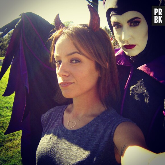 Alizée : selfie avec Maléfique à Disneyland, le 27 septembre 2014