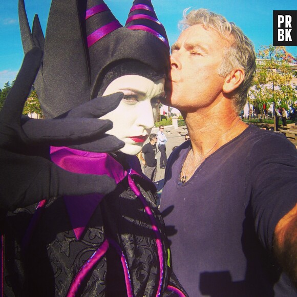 Franck Dubosc : bisou avec Maléfique à Disneyland, le 27 septembre 2014