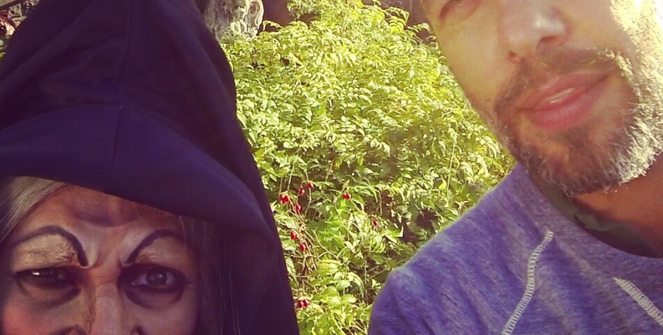 Laurent Lafitte avec la sorcière de Blanche-Neige, à Disneyland, le 27 septembre 2014