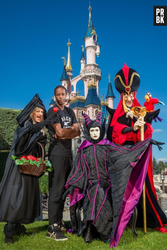 Gaël Montfils prend la pose avec les méchants de Disney, à Disneyland, le 27 septembre 2014