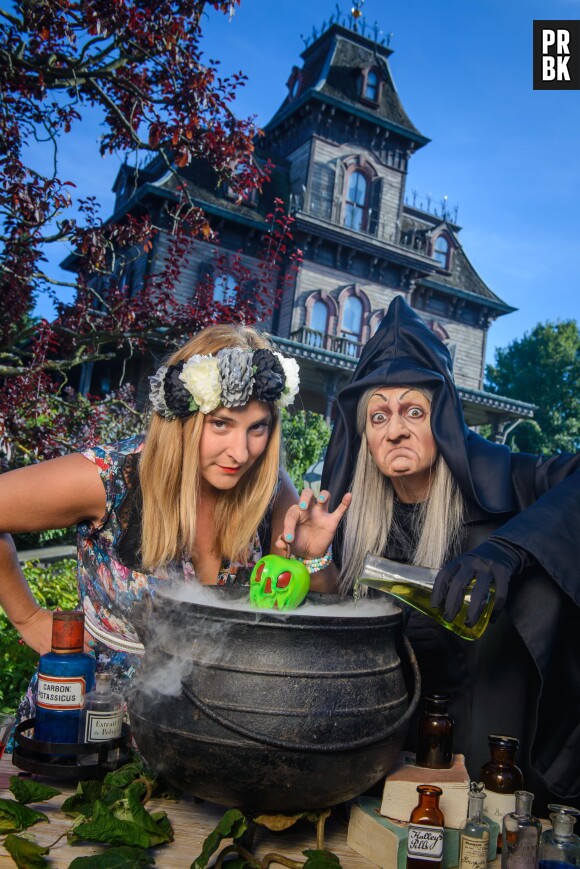 Marilou Berry s'amuse avec la méchante de Blanche-Neige, à Disney, le 27 septembre 2014