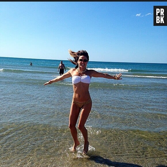 Capucine Anav sexy en bikini (et sans frange) sur Instagram, le 22 juillet 2014