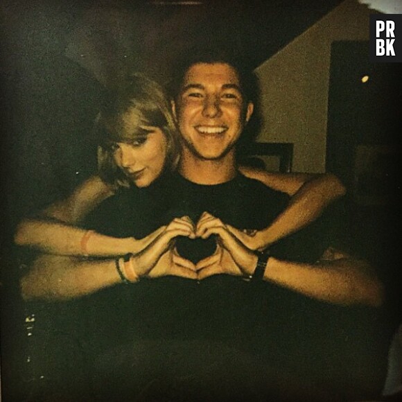 Taylor Swift avec l'un de ses fans lors d'une session privée de son nouvel album, le 5 octobre 2014