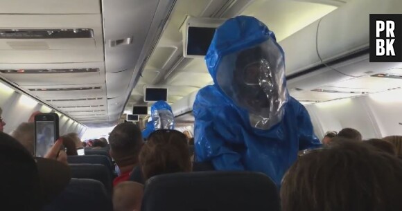 Une équipe d'intervention envahit un avion de l'US Airways après qu'un voyageur a crié être atteint du virus Ebola, le 8 octobre 2014