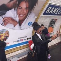 Ayem Nour : selfie avec elle-même dans le métro