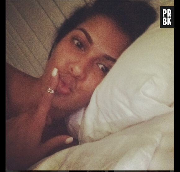 Ayem Nour : selfie au naturel au lit