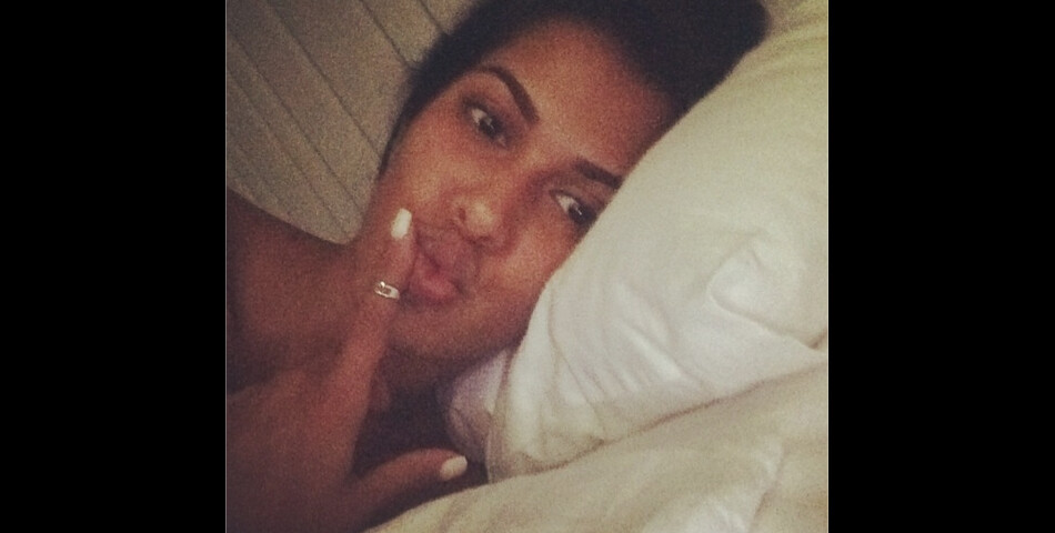  Ayem Nour : selfie au naturel au lit 