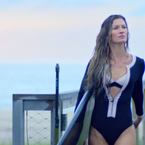 Gisele Bündchen : surfeuse sexy et femme fatale pour la nouvelle pub de Chanel 5