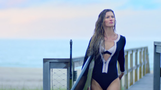 Gisele Bündchen : surfeuse sexy et femme fatale pour la nouvelle pub de Chanel 5