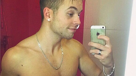 MA2X, selfie torse nu et abdos musclés : plus sexy que Rayane Bensetti ?