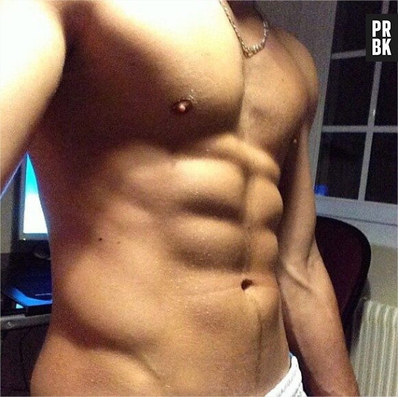 MA2X torse nu et musclé pour une photo sexy sur Instagram