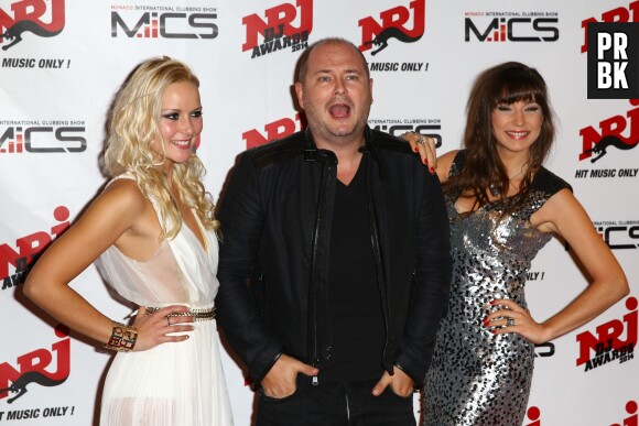 Cauet entouré de Naomie K et DJ Oriska à la cérémonie des NRJ DJ Awards 2014 à Monaco, le 12 novembre 2014