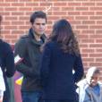 Paul Wesley en compagnie de Nina Dobrev sur le tournage de la saison 6 de The Vampire Diaries le 20 novembre 2014 à Atlanta