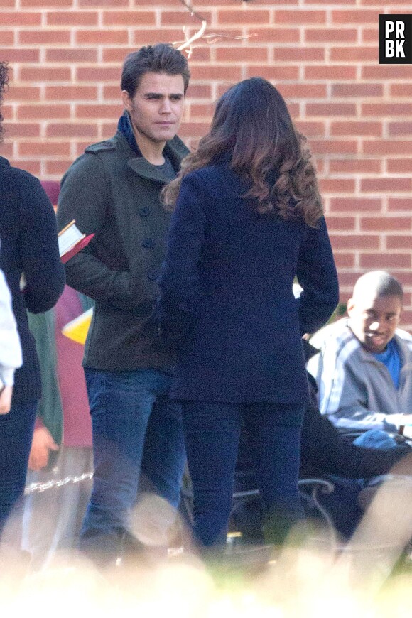 Paul Wesley en compagnie de Nina Dobrev sur le tournage de la saison 6 de The Vampire Diaries le 20 novembre 2014 à Atlanta