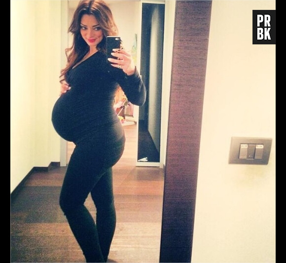 Emile Nef Naf enceinte : photo de son ventre en octobre 2014