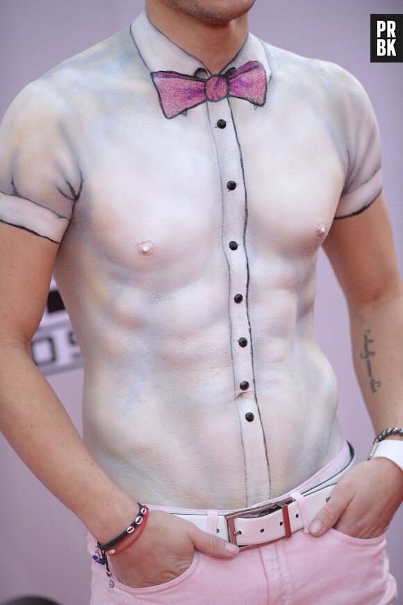 Frankie J. Grande : torse nu et bodypainting sur le tapis rouge des Amercian Music Awards 2014, le 23 novembre à Los Angeles