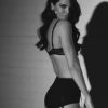 Kendall Jenner sexy en lingerie pour le jour 8 du calendrier de l'Avent de LOVE Magazine