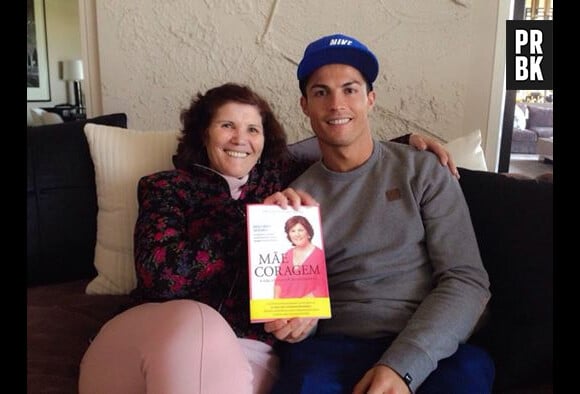 Cristiano Ronaldo et sa mère en photo sur Facebook, le 8 décembre 2014