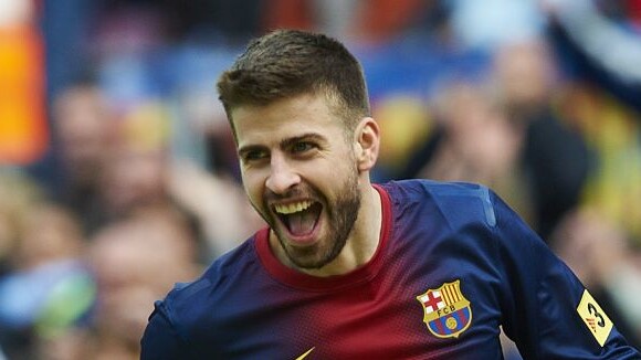 Gerard Piqué en chevalier pendant Barça - PSG : Twitter parodie le footballeur