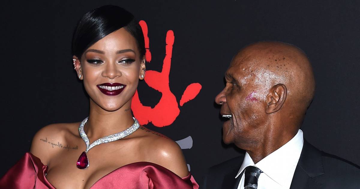Rihanna et son grand-père au premier Diamond Ball, le 11 décembre 2014 ...