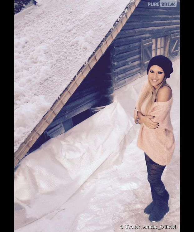 Amélie Neten souriante sur le tournage des Anges fêtent Noël, le 11 décembre 2014