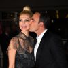 Nikos Aliagas embrasse sa femme Tina aux NRJ Music Awards, le 13 décembre 2014 à Cannes