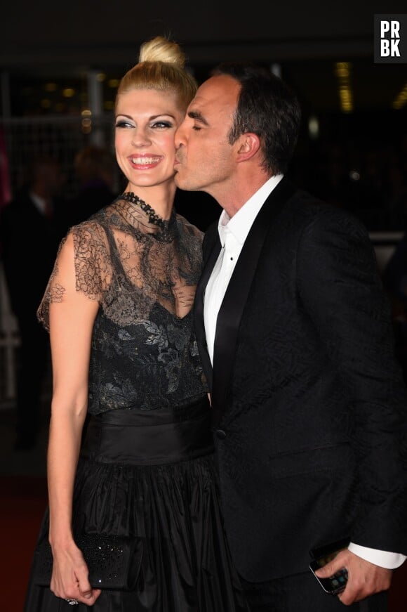 Nikos Aliagas embrasse sa femme Tina aux NRJ Music Awards, le 13 décembre 2014 à Cannes