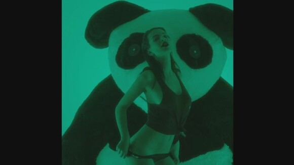 Emily Ratajkowski : danse sexy avec un panda géant pour le magazine LOVE